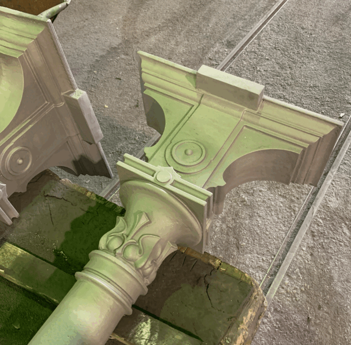 Historische und kunstvoll gestaltete Säule aus Gusseisen